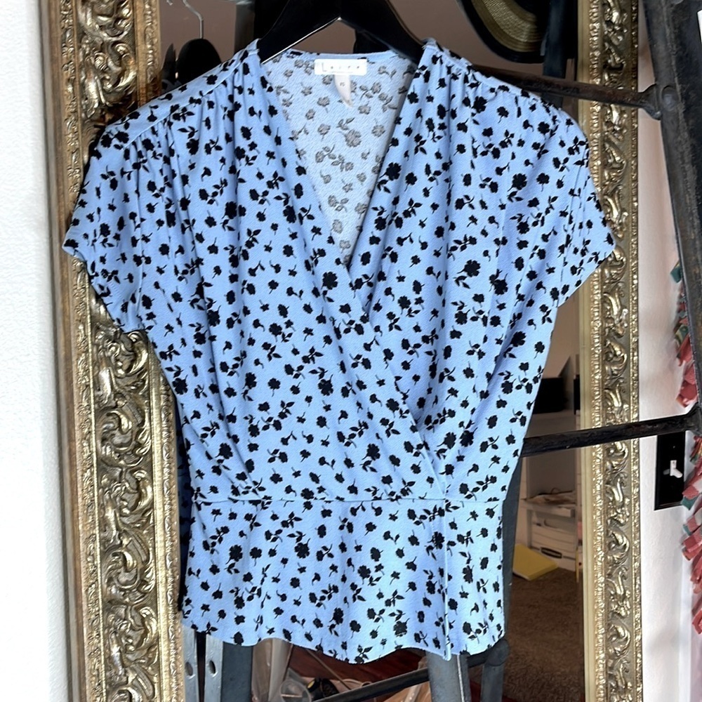 Like New Leith Stretch Blue Floral Top Sz xs